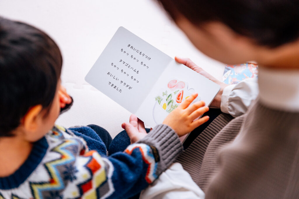 親子で絵本を読んでいる写真
