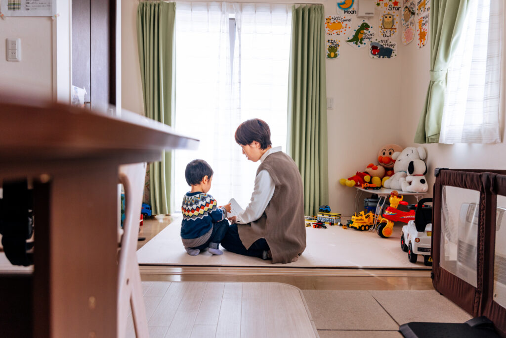 親子で絵本読んでる写真