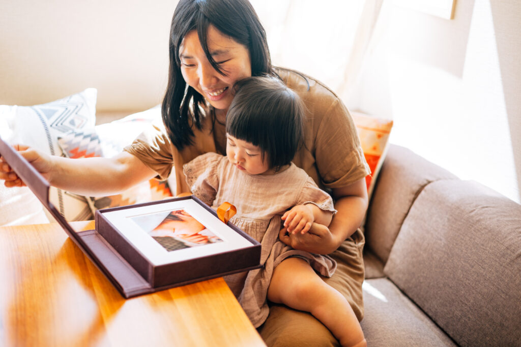 親子でプリントされた写真を楽しんでいる様子の写真