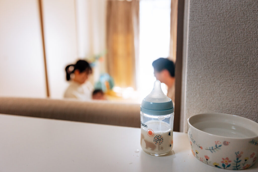 家族を背景に哺乳瓶が写っている写真