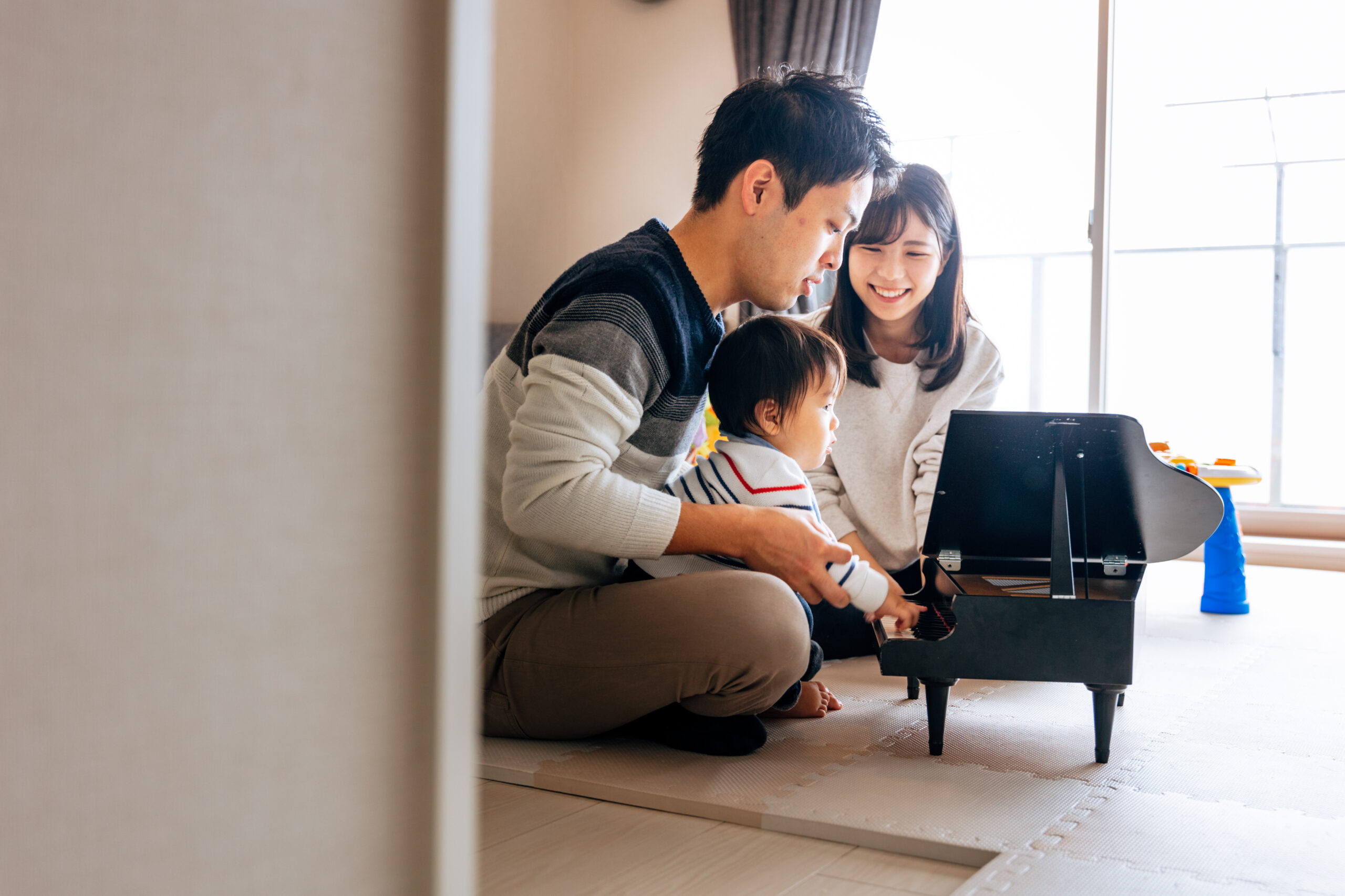 家族でお家で遊んでいる様子の写真